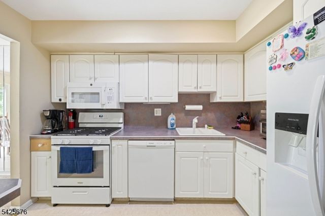 15 Dena Dr, Wanaque Boro, NJ 07465