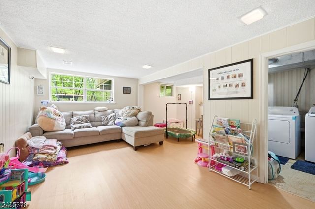 15 Dena Dr, Wanaque Boro, NJ 07465