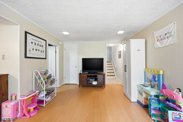 15 Dena Dr, Wanaque Boro, NJ 07465