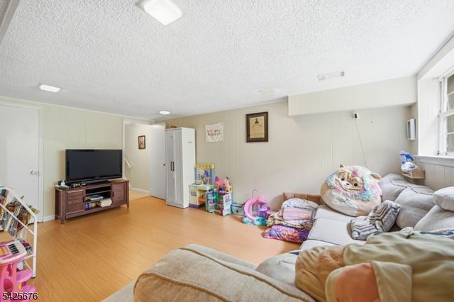 15 Dena Dr, Wanaque Boro, NJ 07465