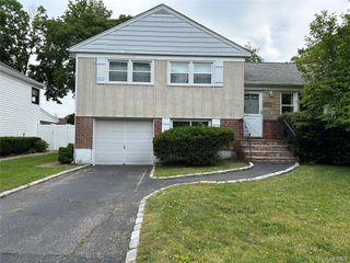 33 Ava Drive, Syosset, NY 11791