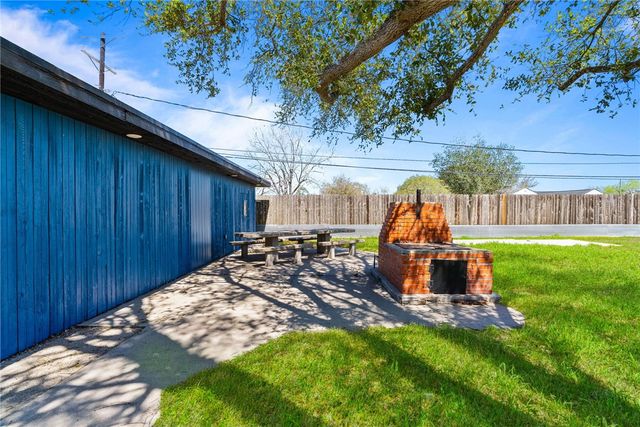 9918 Leopard St, Corpus Christi, TX 78410