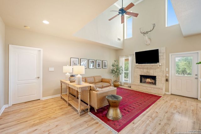 102 Kendall View Dr, Boerne, TX 78006