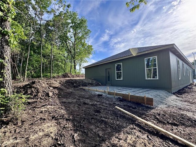 8479 Eagle Creek Drive, De Soto, KS 66018