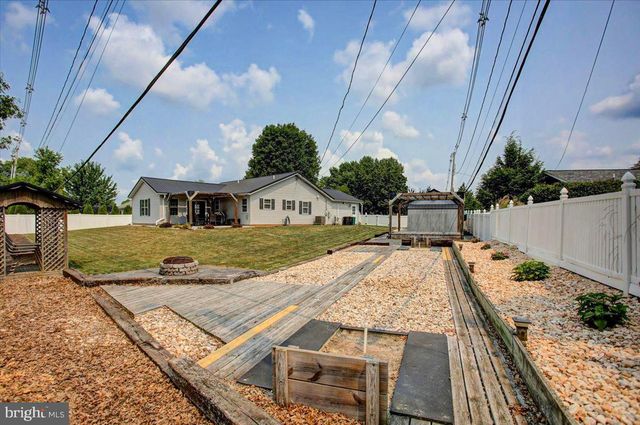 1020 BRANDON DR, Chambersburg, PA 17201
