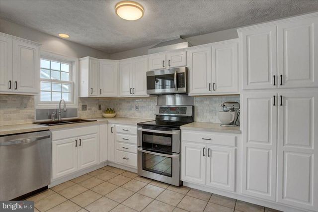 1020 BRANDON DR, Chambersburg, PA 17201