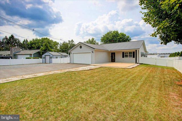 1020 BRANDON DR, Chambersburg, PA 17201