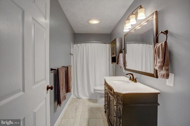 1020 BRANDON DR, Chambersburg, PA 17201