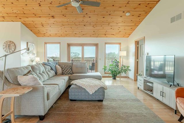 N8875 Blue Vista Lane, New Glarus, WI 53574