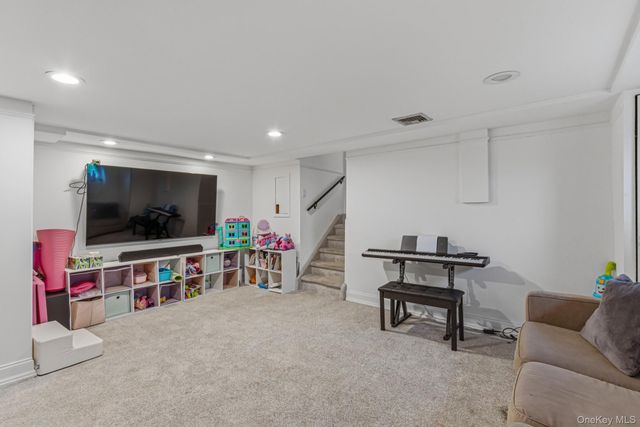 39 Marlin Lane, Port Washington, NY 11050