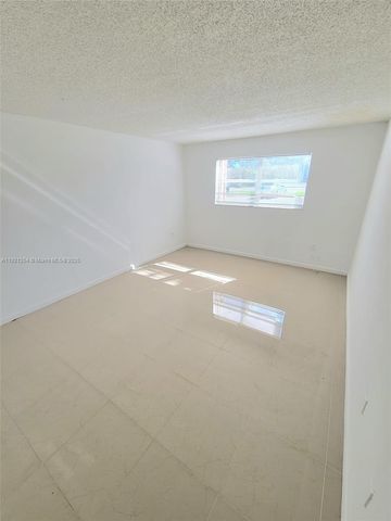 3600 NW 21st St 111, Lauderdale Lakes, FL 33311