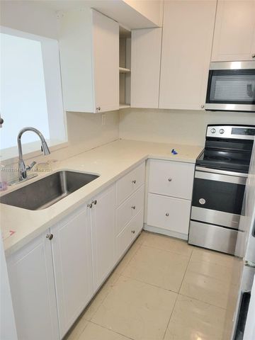 3600 NW 21st St 111, Lauderdale Lakes, FL 33311