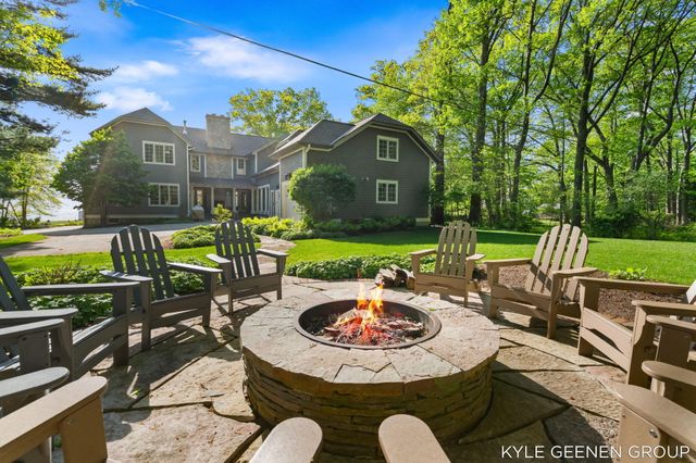 2817 Lakeshore Drive, Fennville, MI 49408