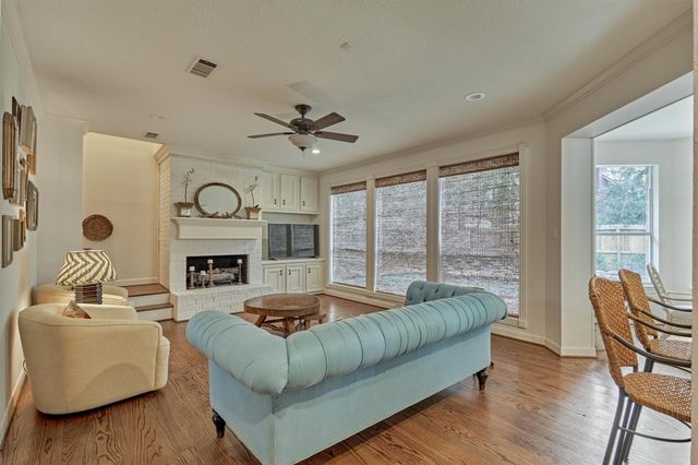 6 Meadow Cove Drive, The Woodlands, TX 77381