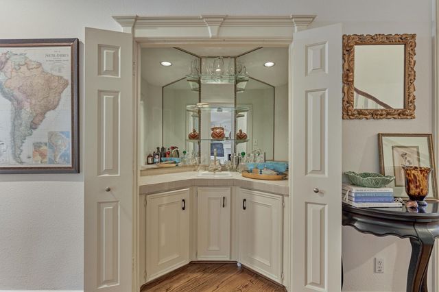 6 Meadow Cove Drive, The Woodlands, TX 77381