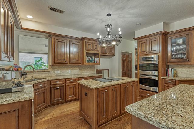 6 Meadow Cove Drive, The Woodlands, TX 77381