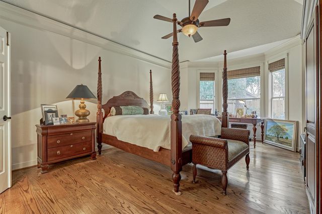 6 Meadow Cove Drive, The Woodlands, TX 77381