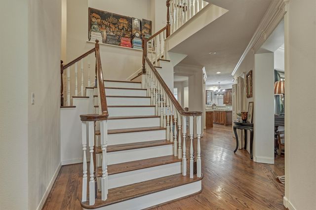 6 Meadow Cove Drive, The Woodlands, TX 77381