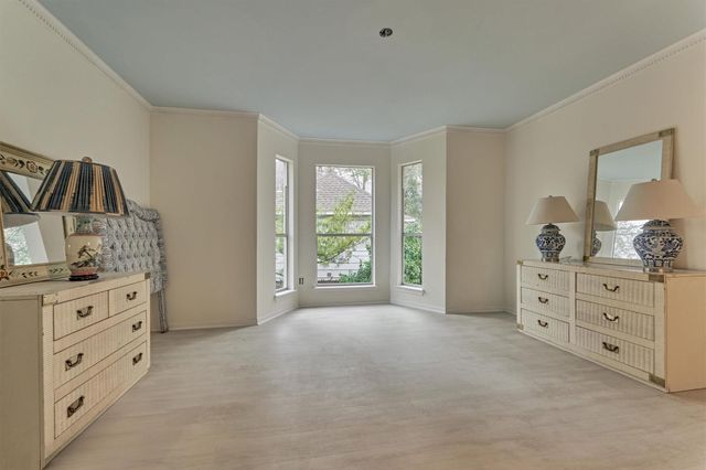 6 Meadow Cove Drive, The Woodlands, TX 77381