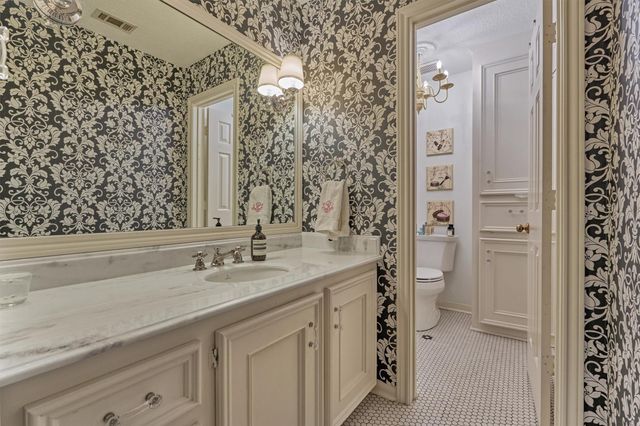 6 Meadow Cove Drive, The Woodlands, TX 77381