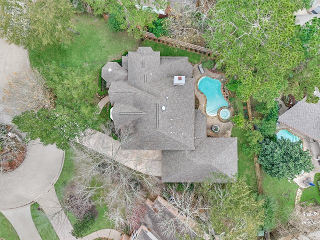 6 Meadow Cove Drive, The Woodlands, TX 77381