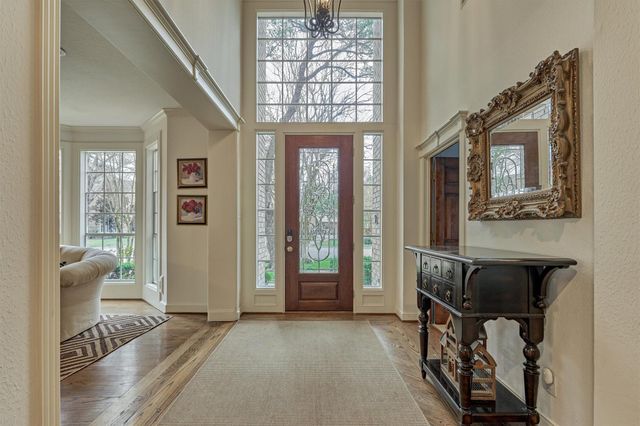 6 Meadow Cove Drive, The Woodlands, TX 77381