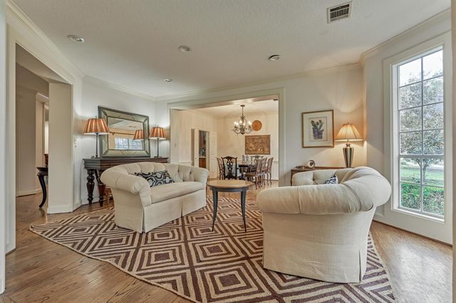 6 Meadow Cove Drive, The Woodlands, TX 77381