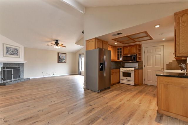 908 Deer Park Dr, Modesto, CA 95358