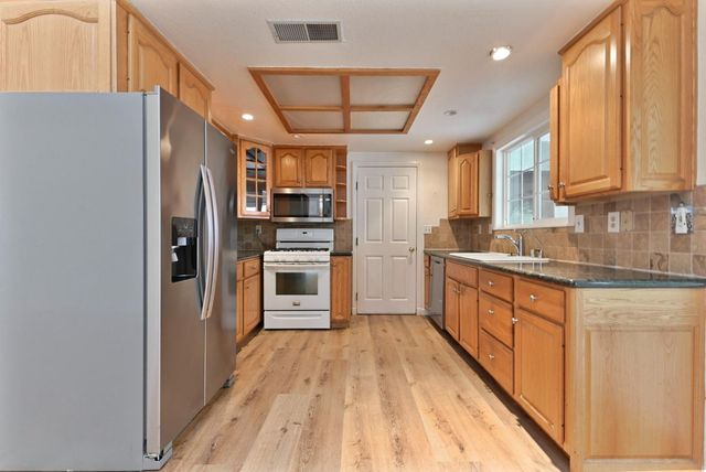 908 Deer Park Dr, Modesto, CA 95358