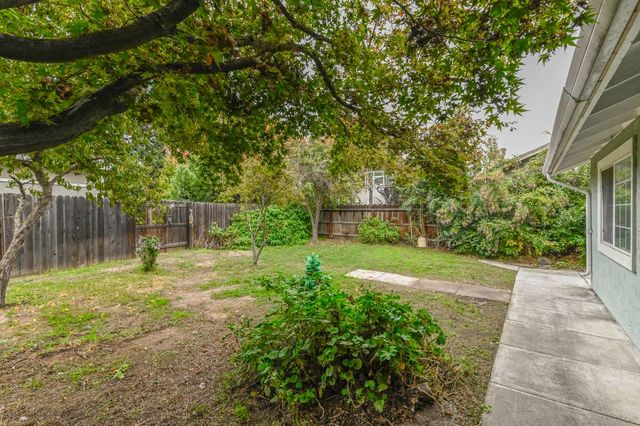 908 Deer Park Dr, Modesto, CA 95358