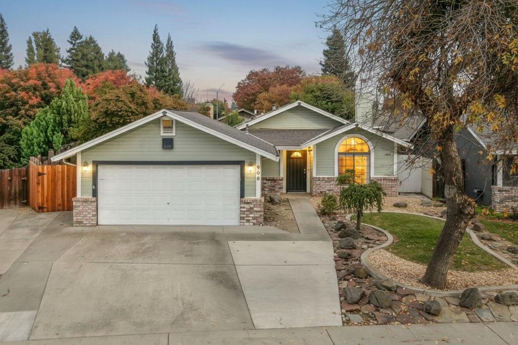 908 Deer Park Dr, Modesto, CA 95358