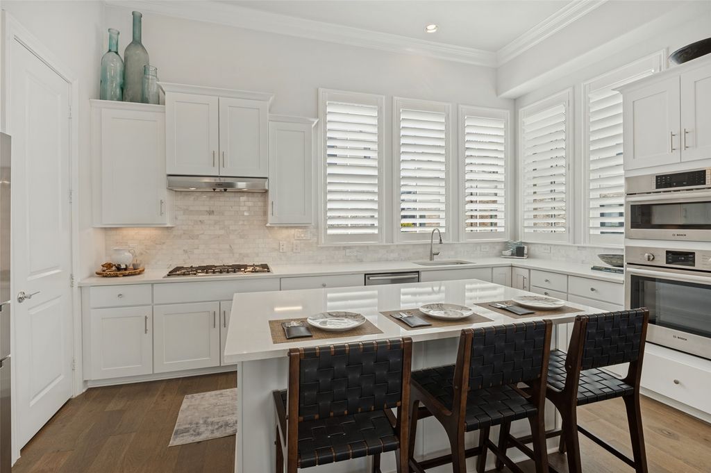 617 Dalton Lane, Irving, TX 75039 — exterior