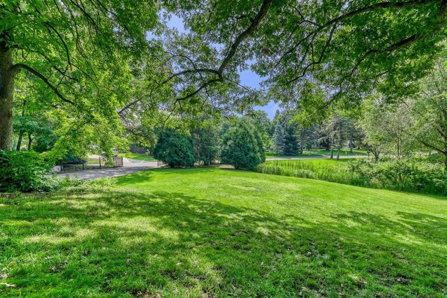 211 Paisley Lane, Golden Valley, MN 55422