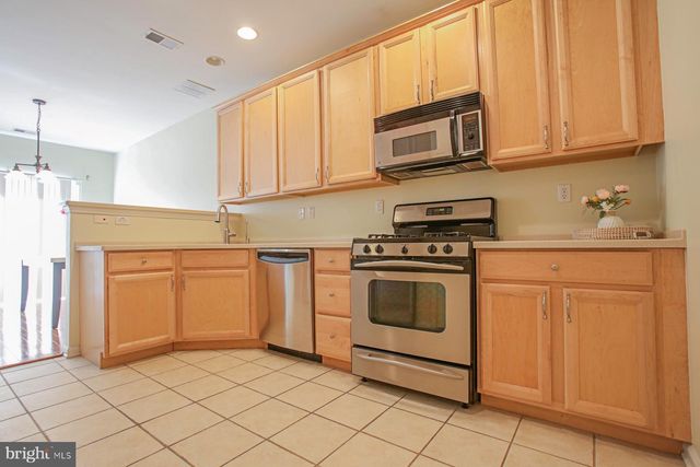 225 BRINLEY DR, Pennington, NJ 08534