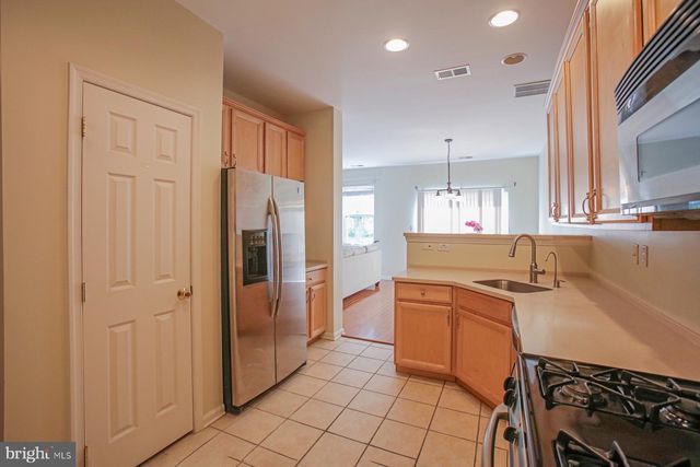 225 BRINLEY DR, Pennington, NJ 08534