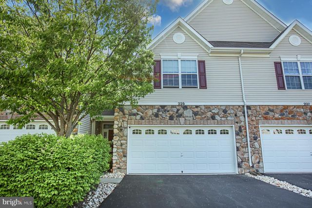 225 BRINLEY DR, Pennington, NJ 08534
