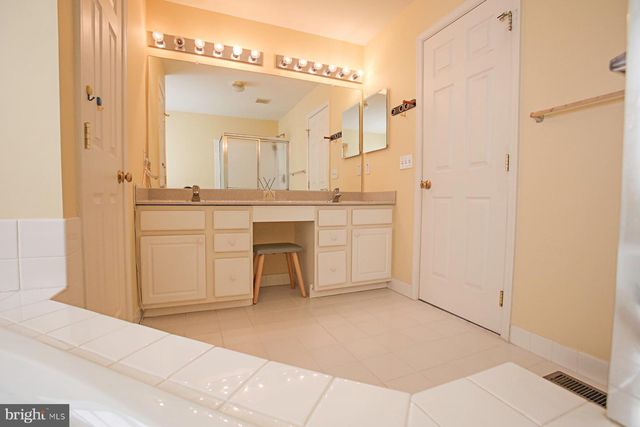 225 BRINLEY DR, Pennington, NJ 08534