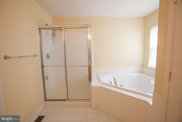 225 BRINLEY DR, Pennington, NJ 08534