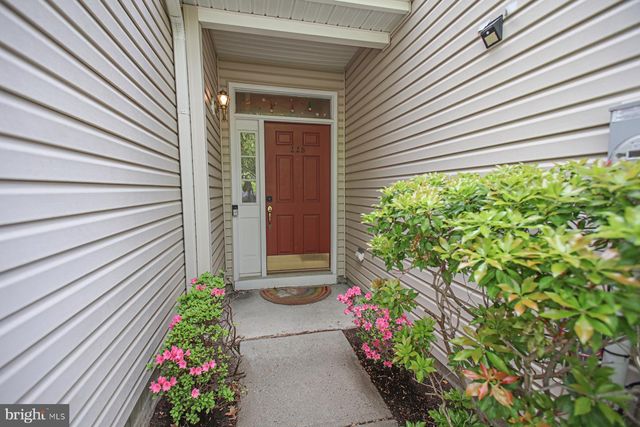 225 BRINLEY DR, Pennington, NJ 08534