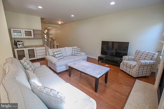 225 BRINLEY DR, Pennington, NJ 08534