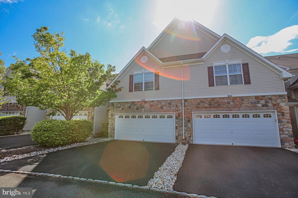 225 BRINLEY DR, Pennington, NJ 08534