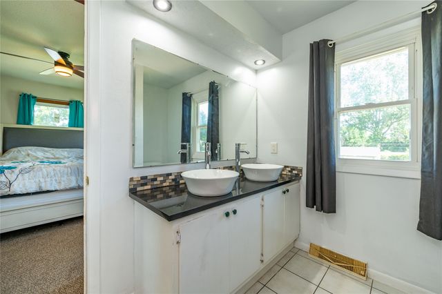 6800 Holcomb Avenue, Urbandale, IA 50322