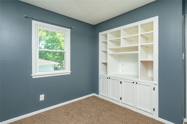 6800 Holcomb Avenue, Urbandale, IA 50322