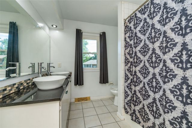 6800 Holcomb Avenue, Urbandale, IA 50322