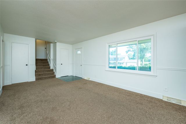 6800 Holcomb Avenue, Urbandale, IA 50322