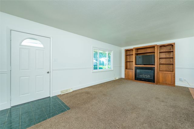 6800 Holcomb Avenue, Urbandale, IA 50322