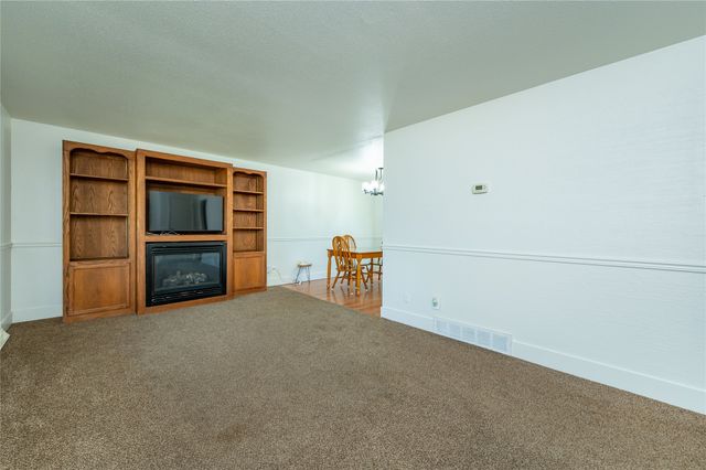 6800 Holcomb Avenue, Urbandale, IA 50322
