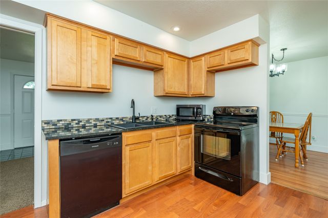 6800 Holcomb Avenue, Urbandale, IA 50322