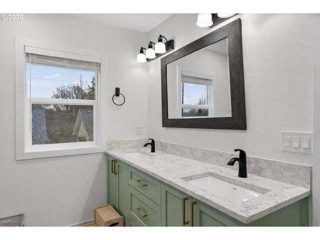 418 S TEXAS St, Portland, OR 97219