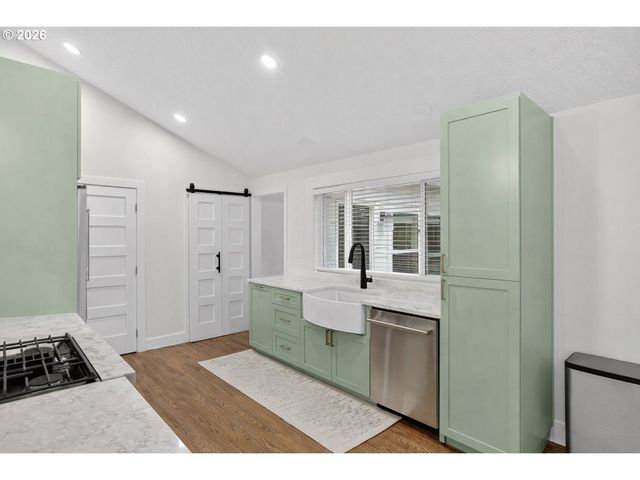 418 S TEXAS St, Portland, OR 97219